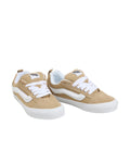 Zapatillas Vans Knu Skool Caqui con la suela blanca y los cordones blancos