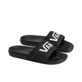 Par de chanclas Vans La Costa Slide-On en color Vans Black, vista en perspectiva con logotipo Vans.