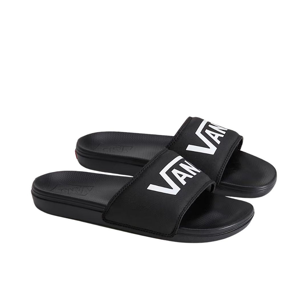 Par de chanclas Vans La Costa Slide-On en color Vans Black, vista en perspectiva con logotipo Vans.