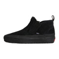Vans Mid-Slip Insulated zapatillas sin cordones de caña media en color negro, vista lateral con tirador trasero, lengüeta de ante y suela de goma oscura con detalle rojo.