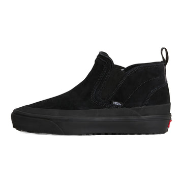 Vans Mid-Slip Insulated zapatillas sin cordones de caña media en color negro, vista lateral con tirador trasero, lengüeta de ante y suela de goma oscura con detalle rojo.