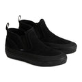 Vans Mid-Slip Insulated par de zapatillas negras sin cordones en perspectiva tres cuartos, con ante texturizado, tiradores traseros y suela gruesa con tracción.