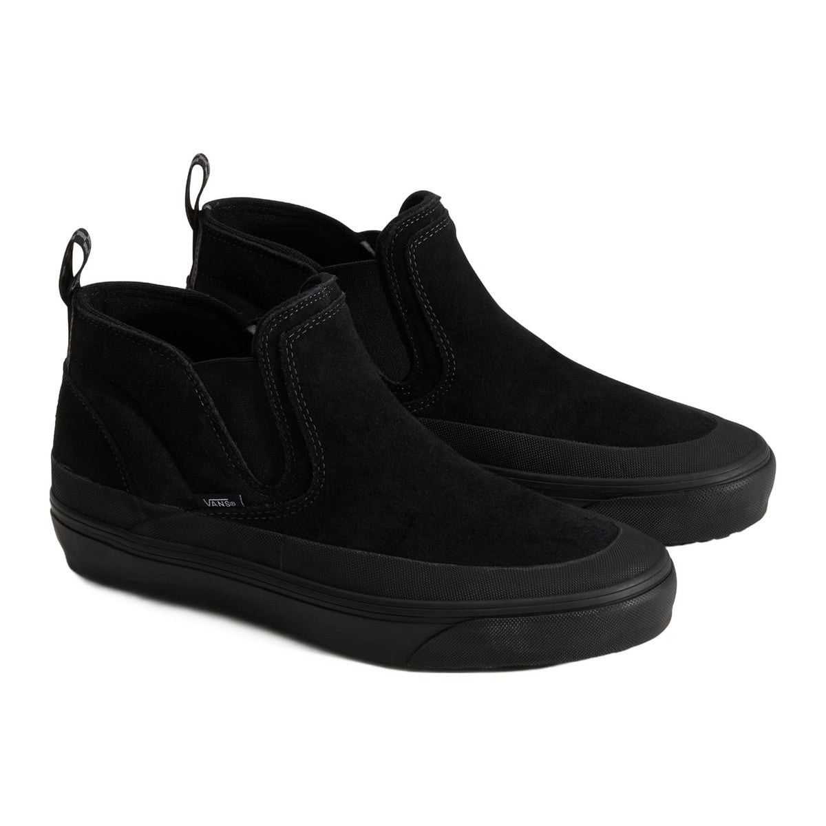 Vans Mid-Slip Insulated par de zapatillas negras sin cordones en perspectiva tres cuartos, con ante texturizado, tiradores traseros y suela gruesa con tracción.