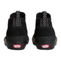 Vans Mid-Slip Insulated vista trasera del par de zapatillas negras con tiradores de cuadros y etiqueta roja Off The Wall en el talón sobre suela de goma.