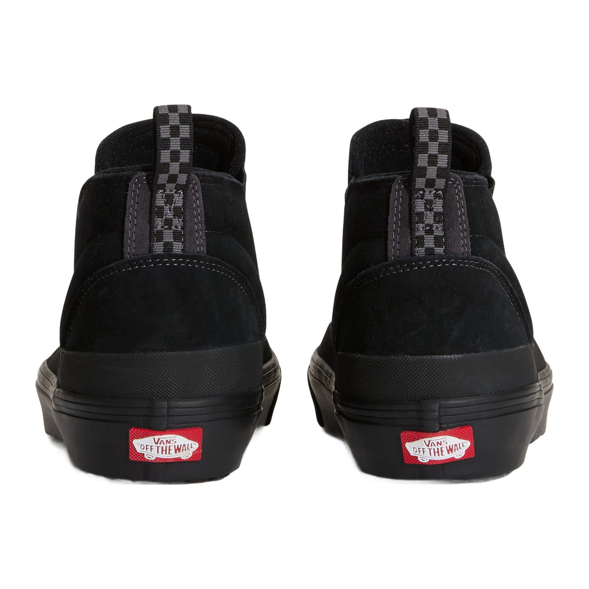Vans Mid-Slip Insulated vista trasera del par de zapatillas negras con tiradores de cuadros y etiqueta roja Off The Wall en el talón sobre suela de goma.