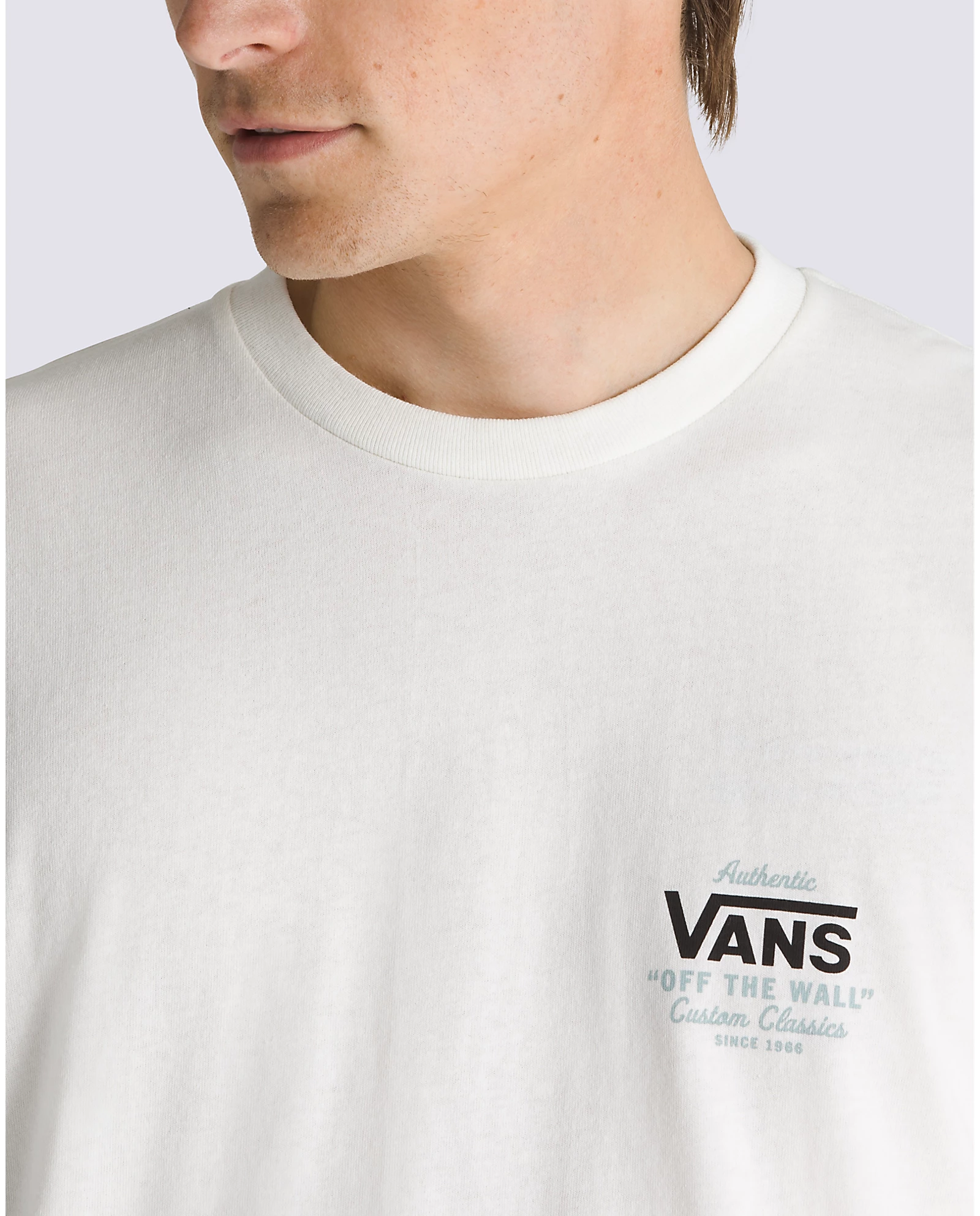 Cuello y logo en el pecho de la Camiseta Vans MN Holder St Classic Tee en color Marshmallow/Frost Gray