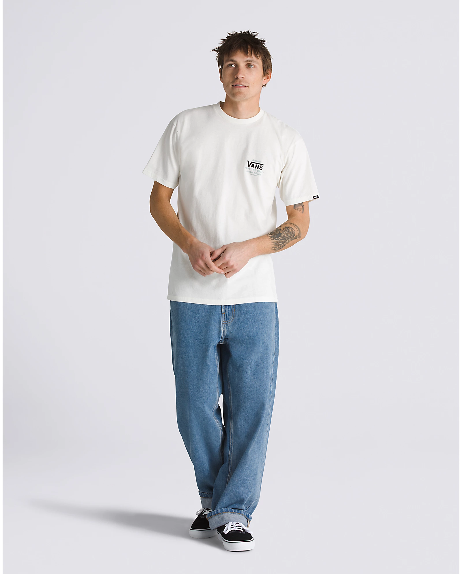 Camiseta Vans MN Holder St Classic Tee en color Marshmallow/Frost Gray con jeans