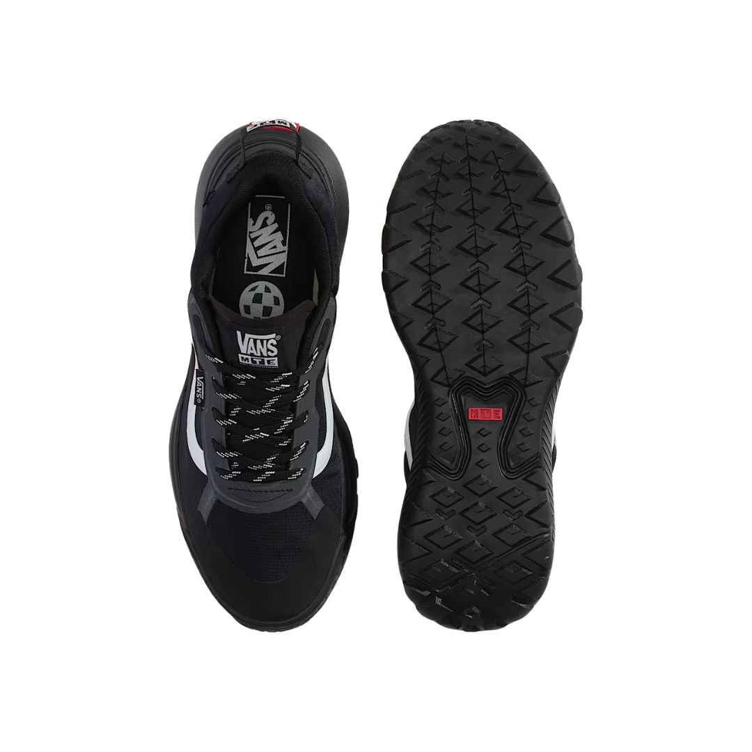 Vista superior y suela de las Vans MTE Crosspath color negro reflectante, diseño todoterreno con cordones técnicos.
