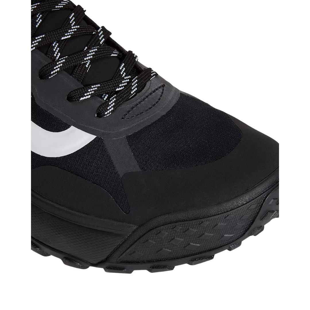 Detalle de la puntera de las zapatillas Vans MTE Crosspath color negro reflectante, con refuerzos y costuras resistentes.