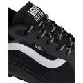 Zapatillas Vans MTE Crosspath color negro con detalles reflectantes, vista detalle del logo lateral y cordones.