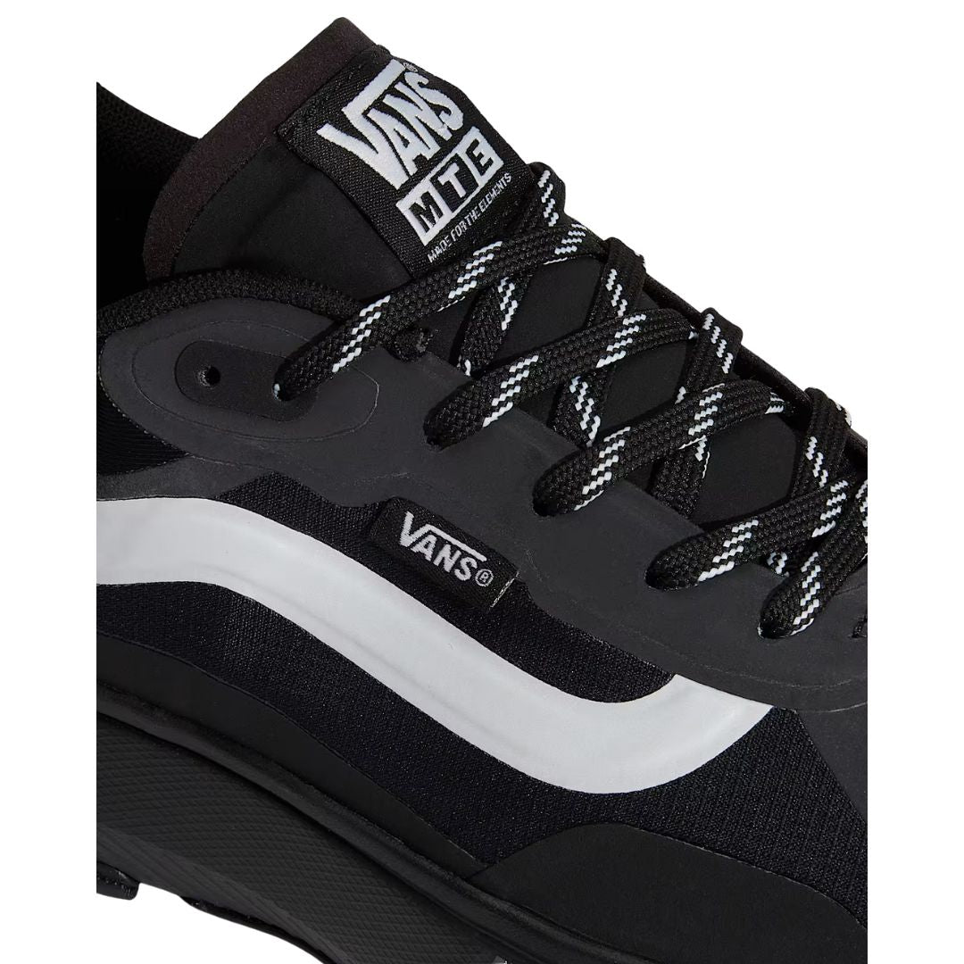 Zapatillas Vans MTE Crosspath color negro con detalles reflectantes, vista detalle del logo lateral y cordones.