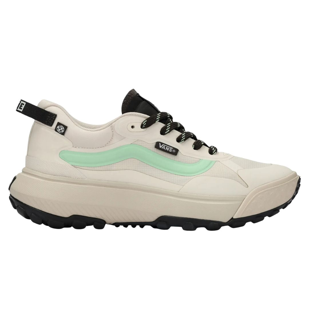 Zapatillas Vans MTE Crosspath color white multi vista en ángulo, diseño outdoor con suela robusta.