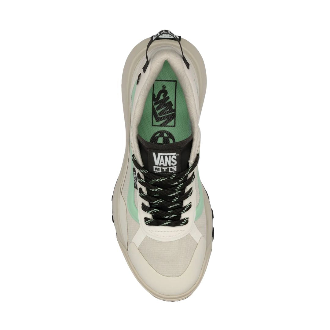 Vista superior de las Vans MTE Crosspath white multi con cordones negros y plantilla en verde.