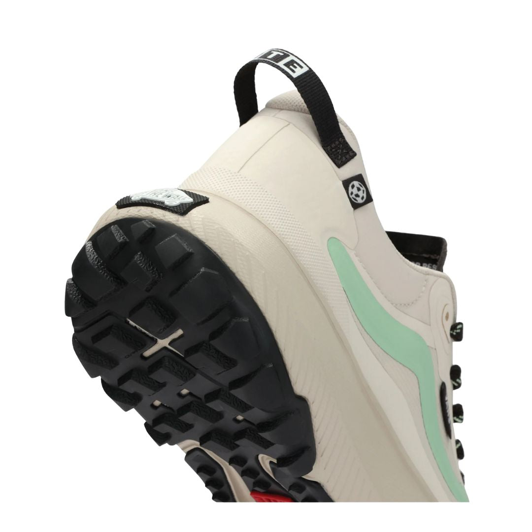 Detalle trasero de las Vans MTE Crosspath white multi con suela de gran tracción en negro.