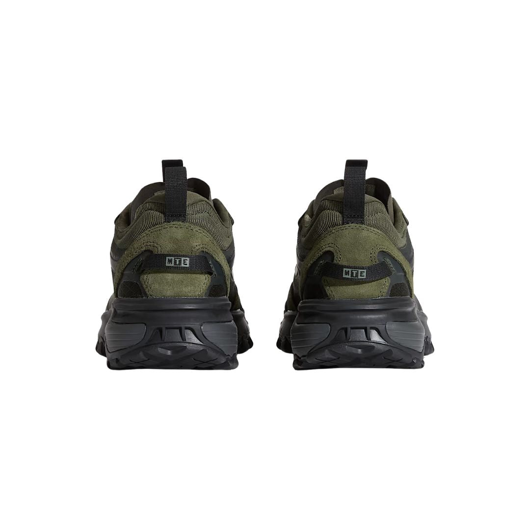 Vista trasera de las Vans MTE Crosspath XC verde oscuro mostrando ambos talones con tiradores.