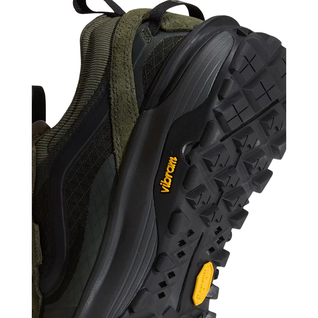 Detalle de la suela Vibram negra con logo amarillo de las Vans MTE Crosspath XC verde oscuro.