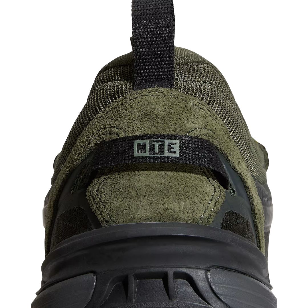 Vista trasera del talón de las Vans MTE Crosspath XC verde oscuro con tirador y logotipo MTE.