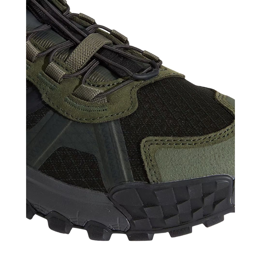 Detalle de la puntera de las Vans MTE Crosspath XC verde oscuro con refuerzos y costuras resistentes.