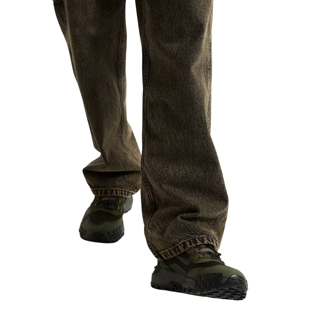 Zapatillas Vans MTE Crosspath XC color verde oscuro en uso con pantalones vaqueros, vista frontal.