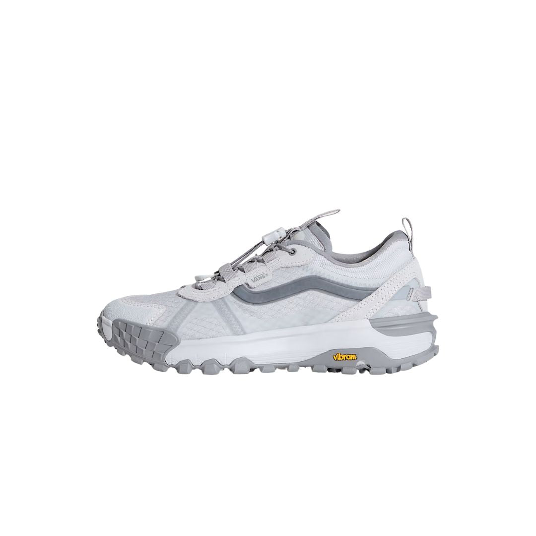 Zapatillas Vans MTE Crosspath XC en color gris claro, vista lateral completa mostrando la banda Sidestripe.