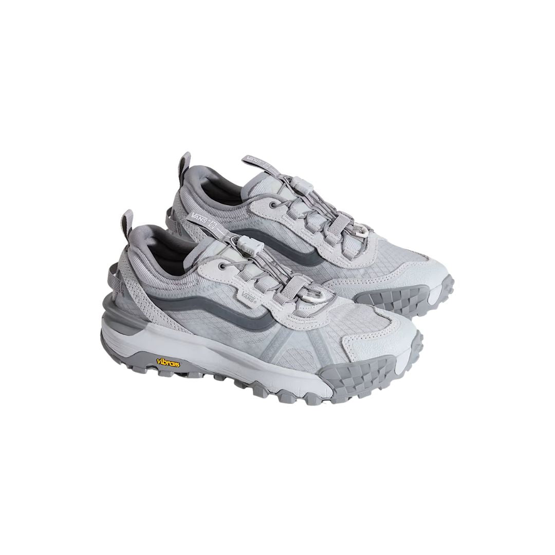 Zapatillas Vans MTE Crosspath XC gris claro, vista en ángulo con diseño todoterreno y pala hidrófuga.