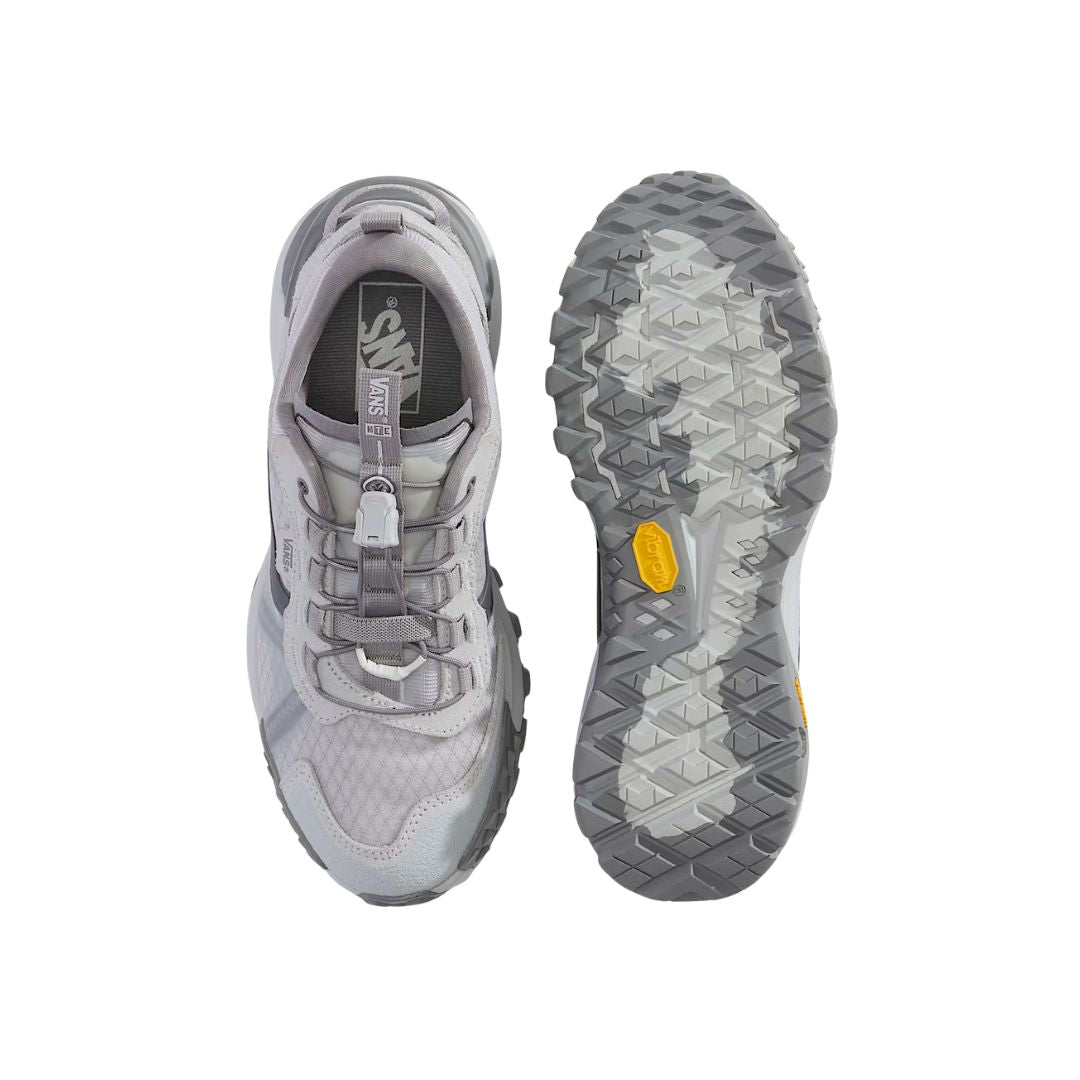 Zapatillas Vans MTE Crosspath XC en gris claro, vista superior e inferior mostrando plantilla y suela Vibram.