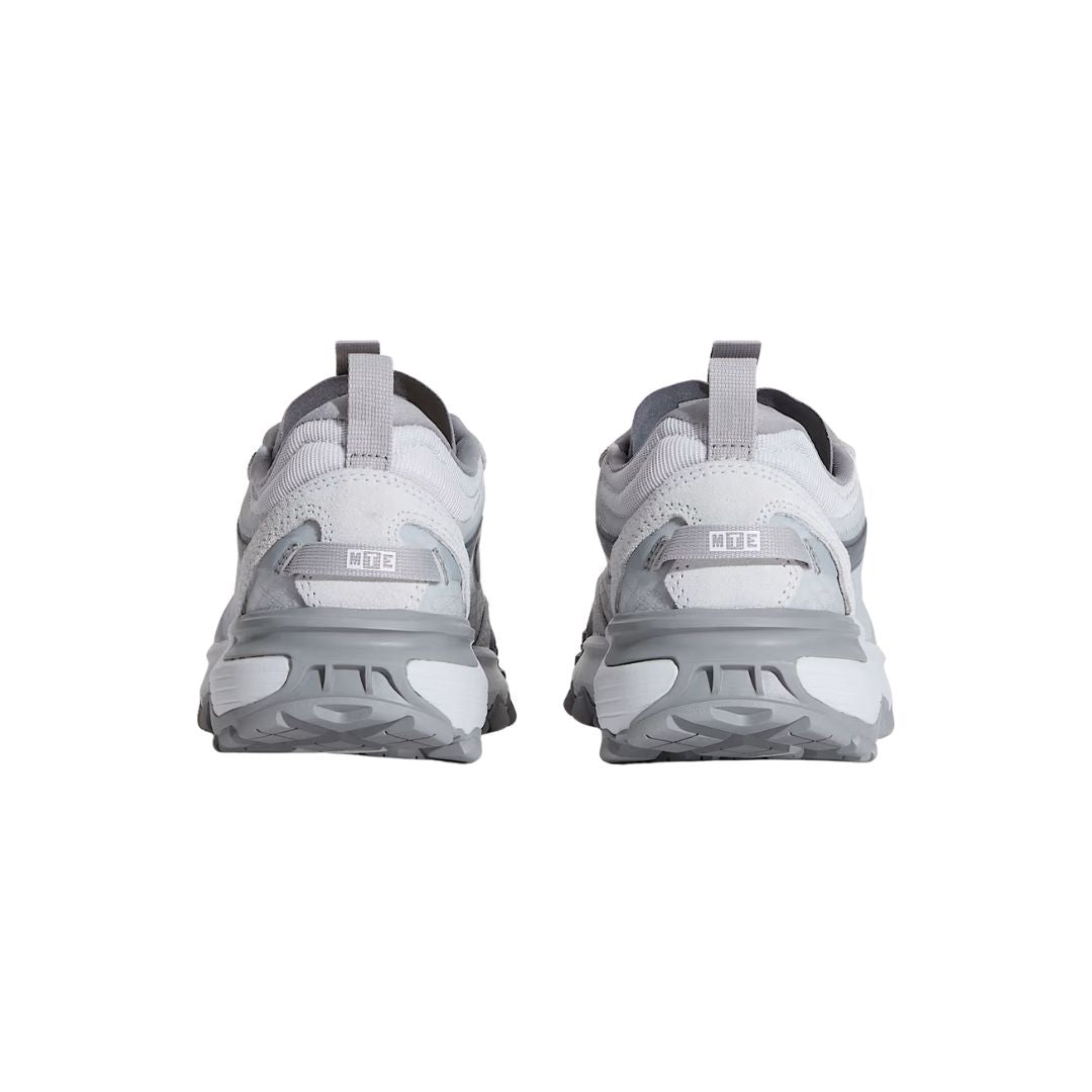 Zapatillas Vans MTE Crosspath XC gris claro, vista trasera del talón con refuerzos y diseño robusto.