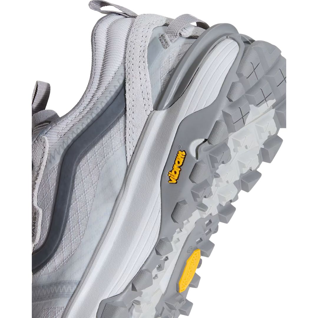 Zapatillas Vans MTE Crosspath XC gris claro, vista lateral de la suela Vibram con dibujo de tracción.
