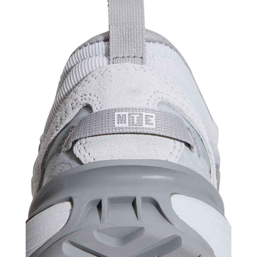 Zapatillas Vans MTE Crosspath XC en gris claro, detalle del talón con tirador trasero y logo MTE.