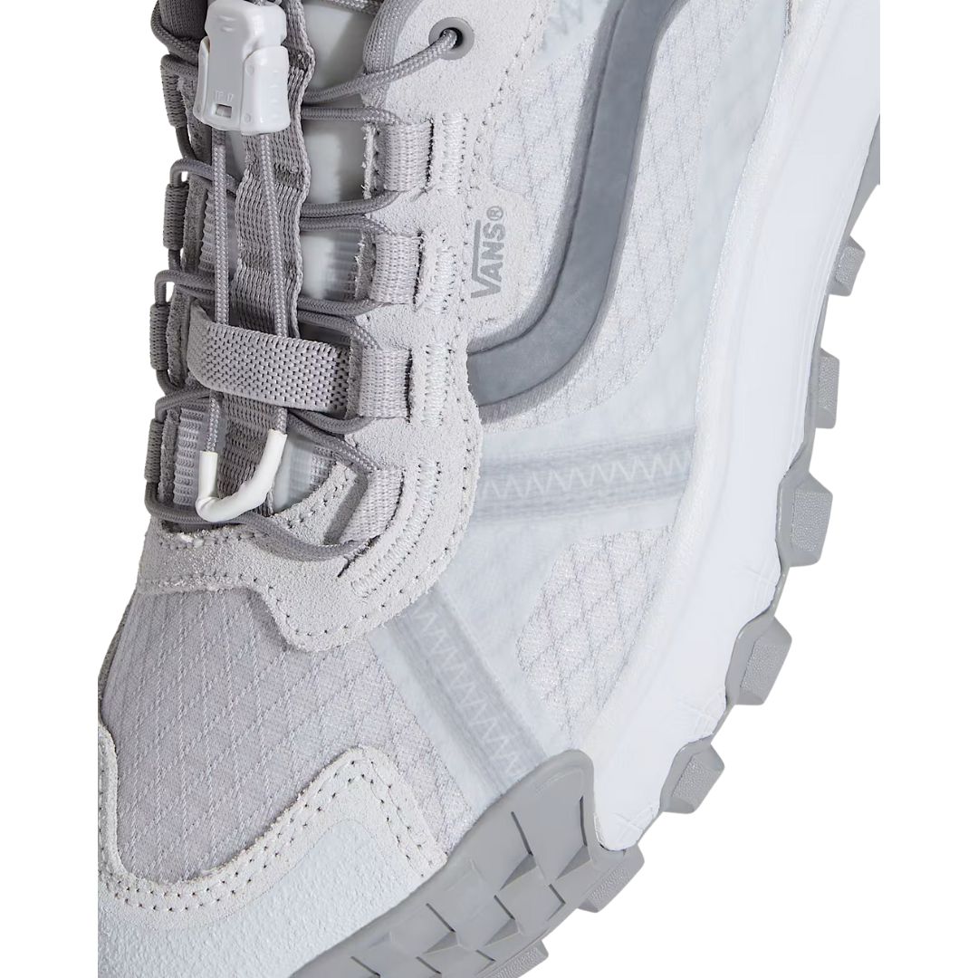 Zapatillas Vans MTE Crosspath XC gris claro, vista superior con sistema de cordones Speedlace rápido.