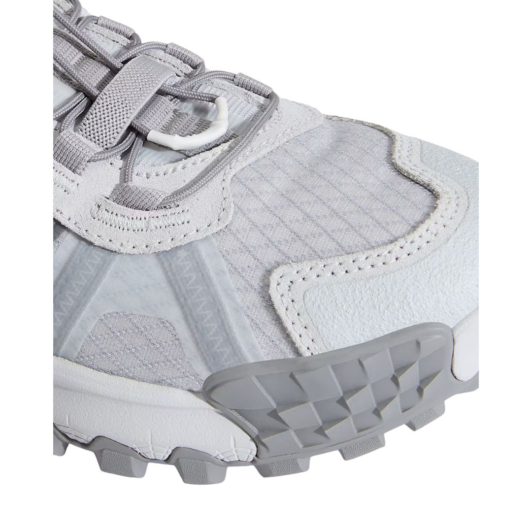 Zapatillas Vans MTE Crosspath XC en color gris claro, detalle de la puntera con refuerzos y costuras resistentes.