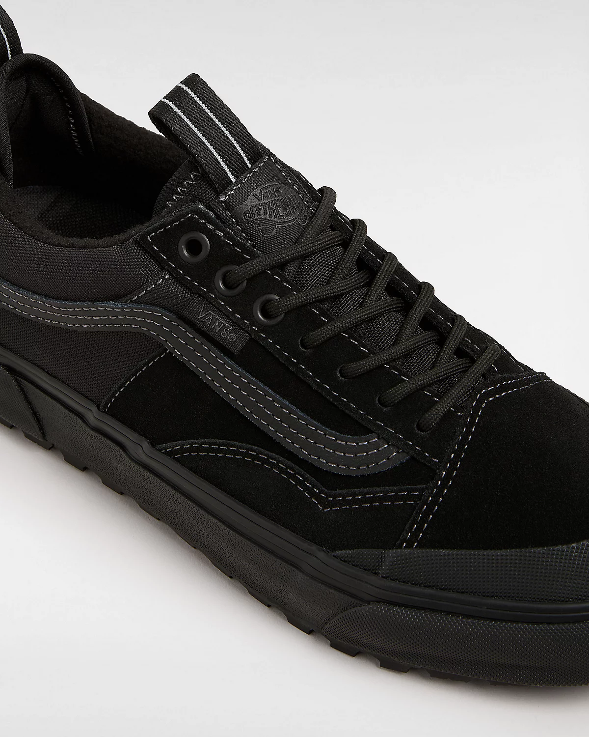 Cordones de las Zapatillas impermeables Vans MTE Old Skool Waterproof negras con la suela negra y los cordones negros