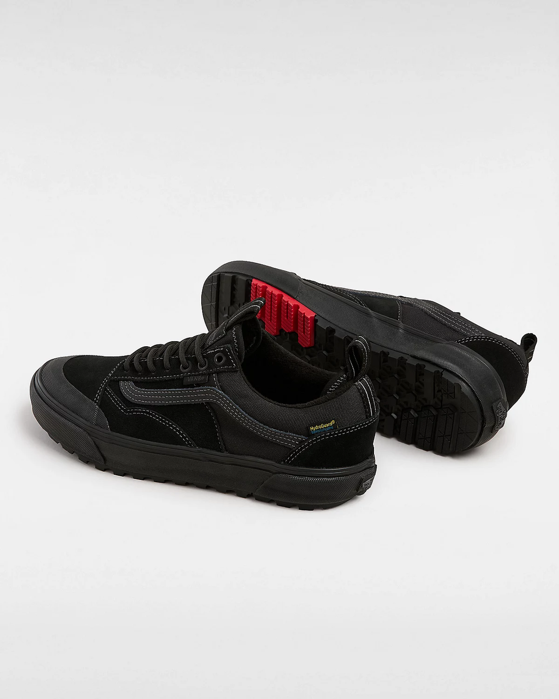 Zapatillas impermeables Vans MTE Old Skool Waterproof negras con la suela negra y los cordones negros