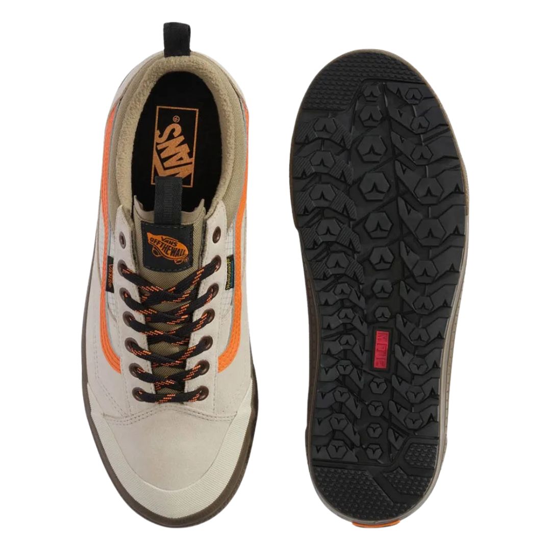 Vans MTE Old Skool Waterproof Insulated color Taupe Orange vista superior junto a suela All-Trac antideslizante.