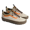 Vans MTE Old Skool Waterproof Insulated color Taupe Orange vista en ángulo mostrando lateral y suela.