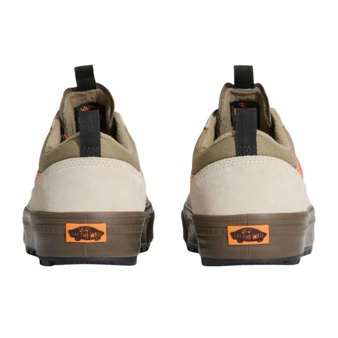 Vans MTE Old Skool Waterproof Insulated color Taupe Orange vista trasera con logo Off The Wall en talón.