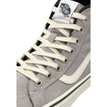 Detalle de cordones y lengüeta de las Vans MTE Sk8-Hi Insulated gris Drizzle con etiqueta Vans Off The Wall.