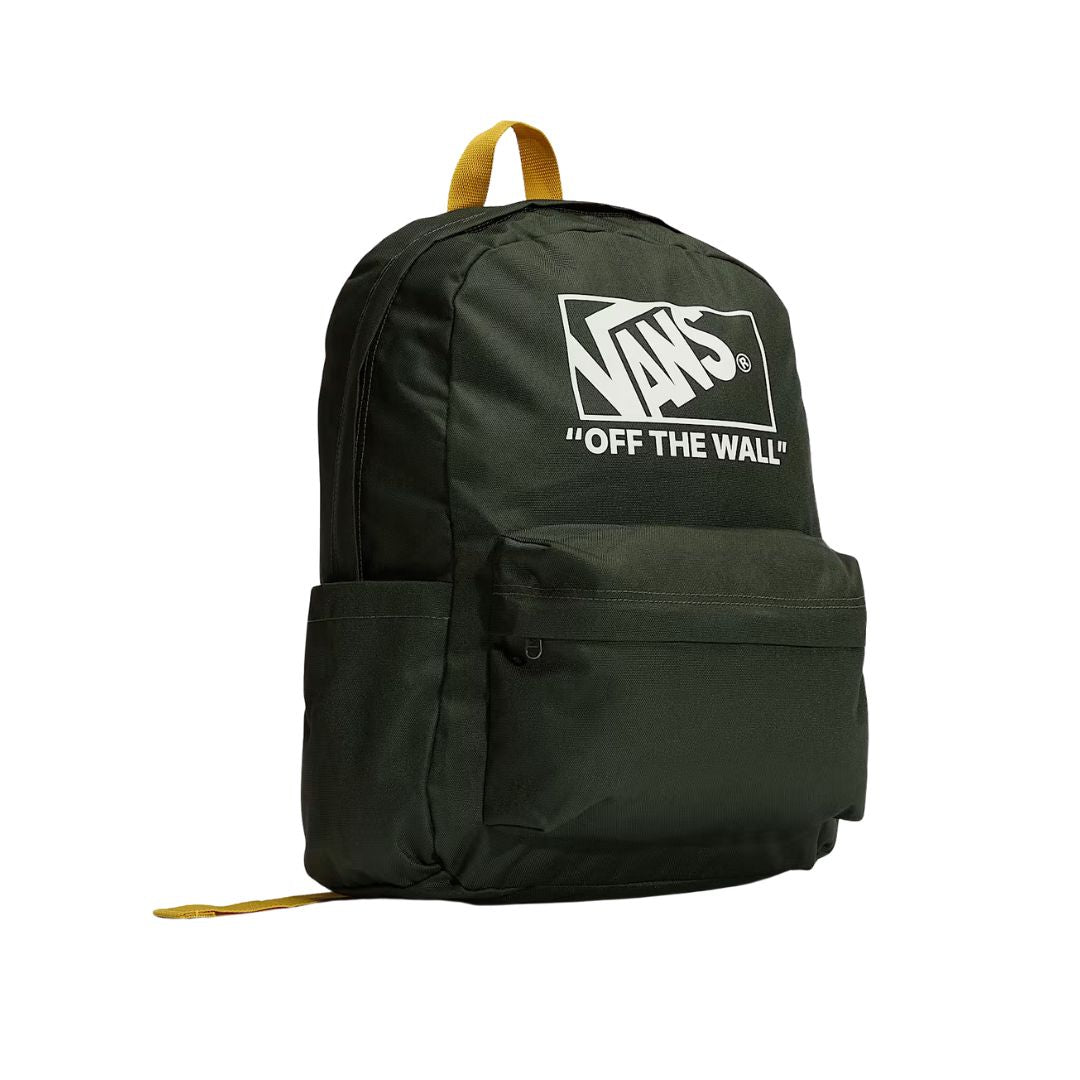 Mochila VANS Old Skool verde oscuro en vista tres cuartos mostrando logotipo, bolsillo frontal y detalles de diseño