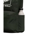 Detalle lateral de la mochila VANS Old Skool verde oscuro con bolsillo exterior y botella de agua