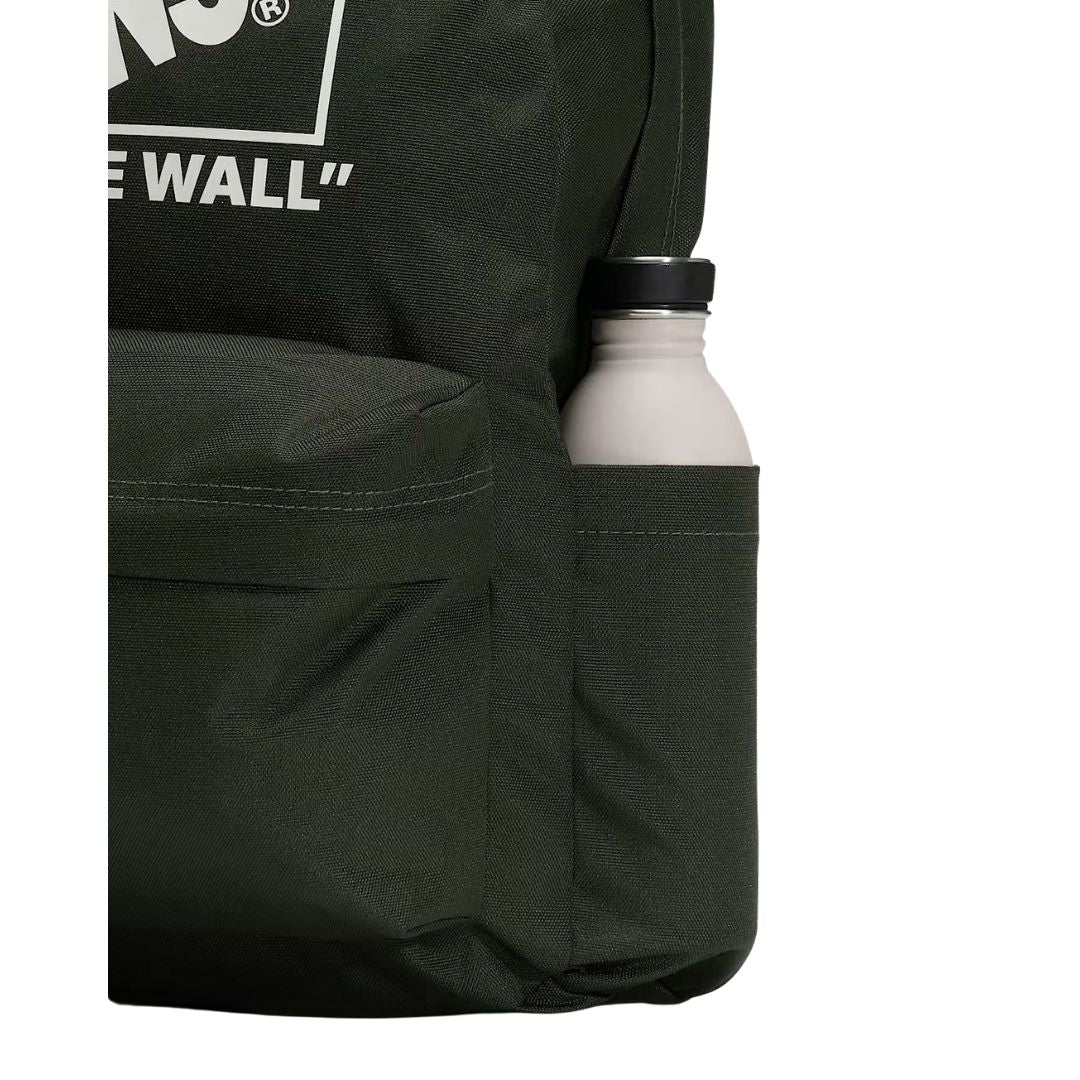 Detalle lateral de la mochila VANS Old Skool verde oscuro con bolsillo exterior y botella de agua