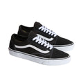 Vans Old Skool Black White vista superior y suela waffle marrón, upper negro, costuras en contraste y cordones blancos.