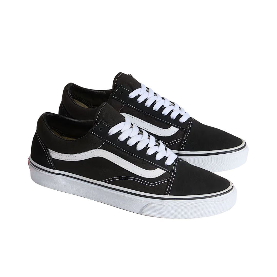 Vans Old Skool Black White vista superior y suela waffle marrón, upper negro, costuras en contraste y cordones blancos.