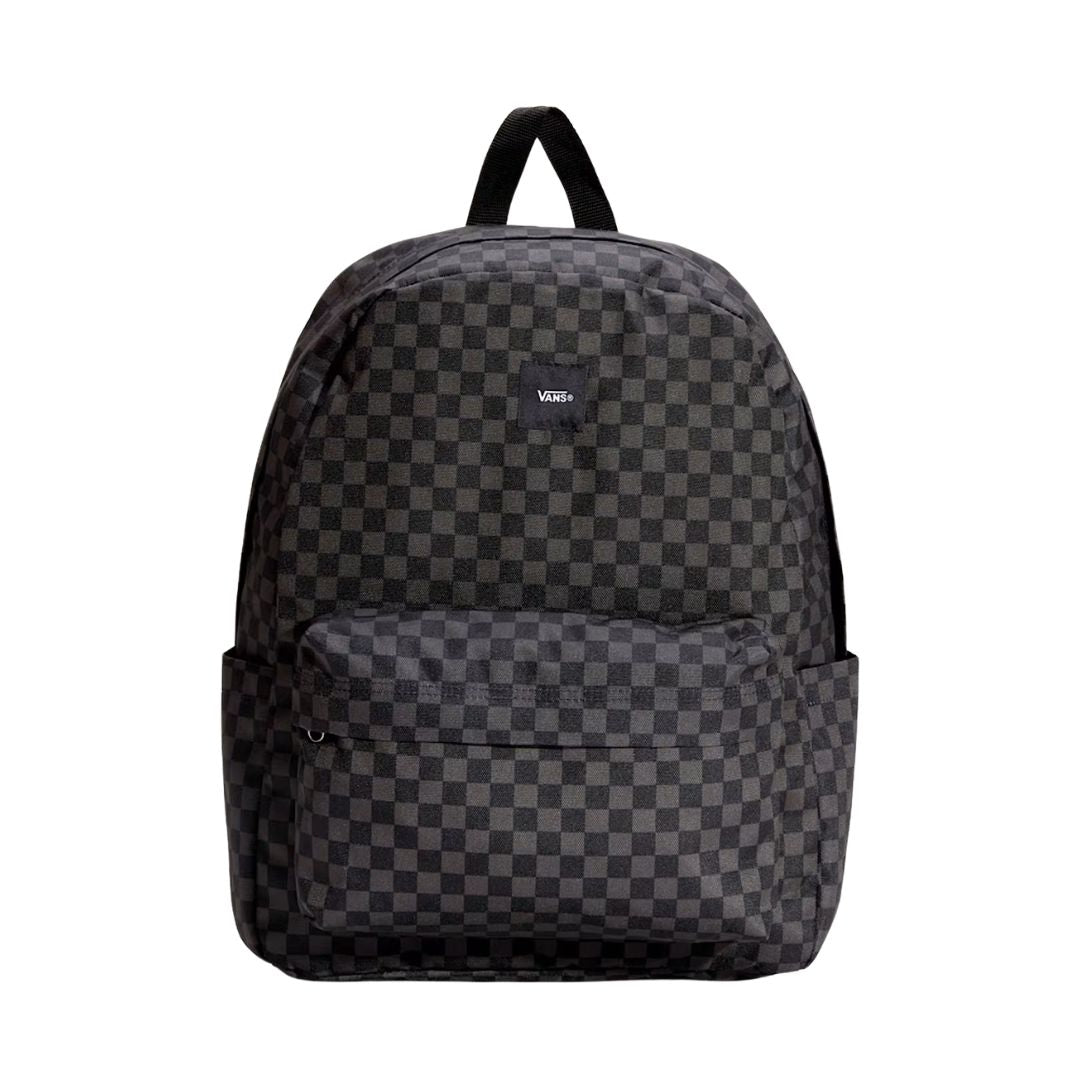 Mochila Vans Old Skool Check en negro y gris, vista frontal completa sobre fondo blanco, mostrando el conjunto del diseño checkerboard, correas y bolsillo delantero.