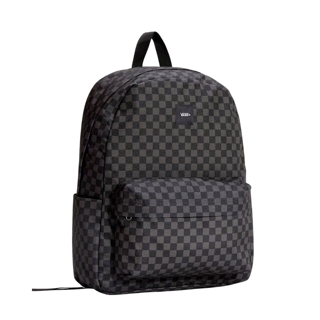 Mochila Vans Old Skool Check en negro y gris, vista frontal en tres cuartos, con el estampado checkerboard y el bolsillo delantero con organizador y parche VANS tejido.