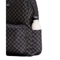 Mochila Vans Old Skool Check en negro y gris, detalle del bolsillo lateral con una botella de agua, mostrando la textura del estampado checkerboard de cerca.