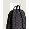 Mochila Vans Old Skool Check en negro y gris, detalle del asa superior junto a un portátil, mostrando la resistencia del agarre para transportarla con una mano.