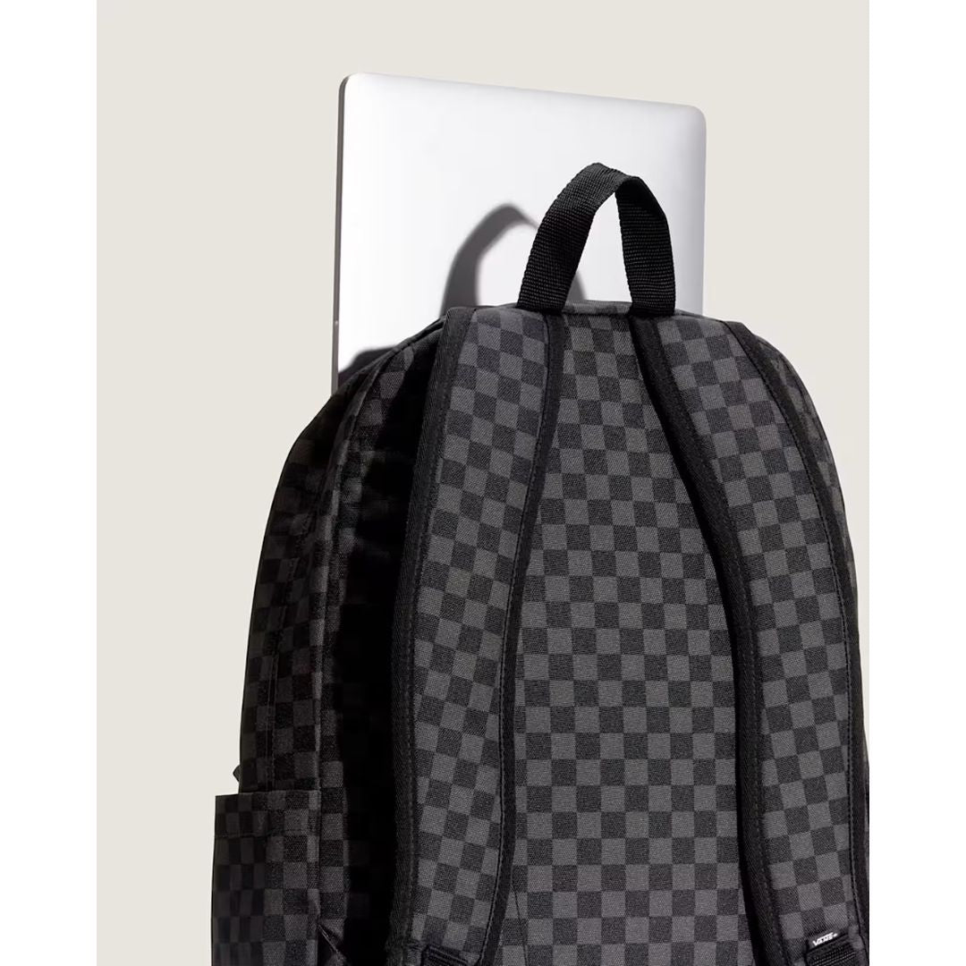 Mochila Vans Old Skool Check en negro y gris, detalle del asa superior junto a un portátil, mostrando la resistencia del agarre para transportarla con una mano.