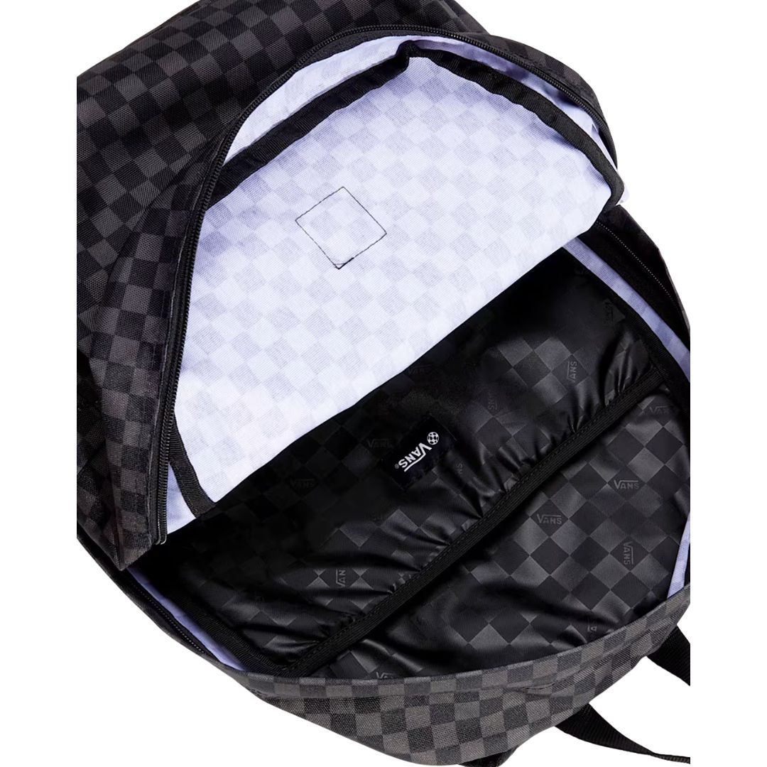 Mochila Vans Old Skool Check en negro y gris, compartimento principal abierto, mostrando el forro interior a cuadros, la funda para portátil y el bolsillo interno con logo VANS.