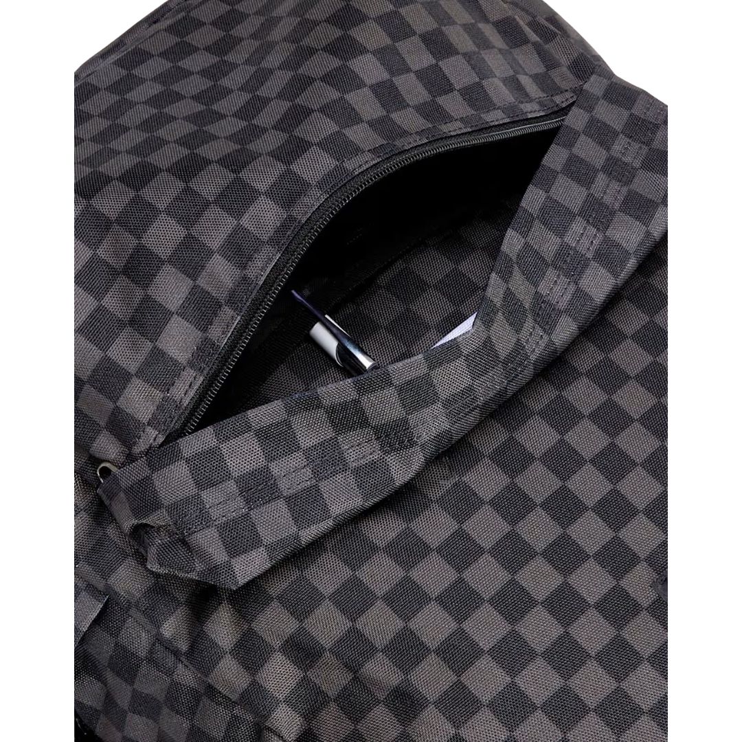 Mochila Vans Old Skool Check en negro y gris, detalle del bolsillo frontal organizador abierto con un bolígrafo, mostrando la cremallera y el interior del compartimento.