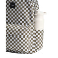 Mochila Vans Old Skool Checkerboard color Olive Brown, detalle del bolsillo lateral elástico con una botella reutilizable y el bolsillo frontal a cuadros verde oliva y blanco.